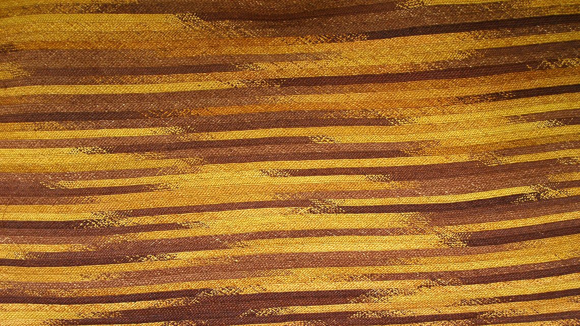 tapis en fibre naturel brun et jaune d'or