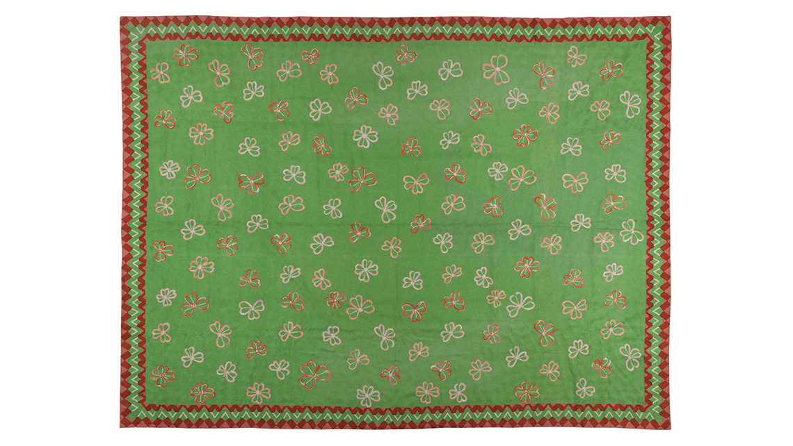 tapis vert aux motifs de fleurs codimat